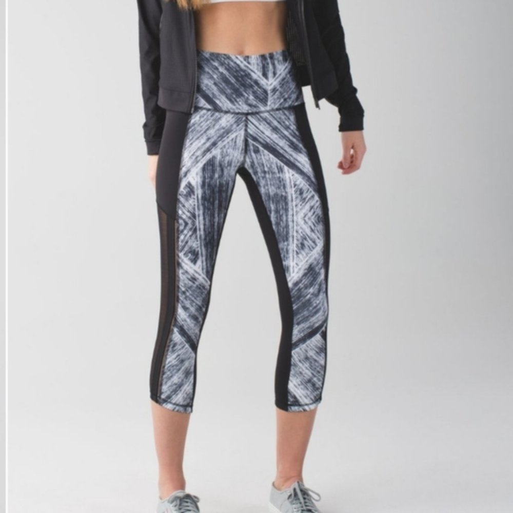 Lululemon Hot to Street black crop leggings